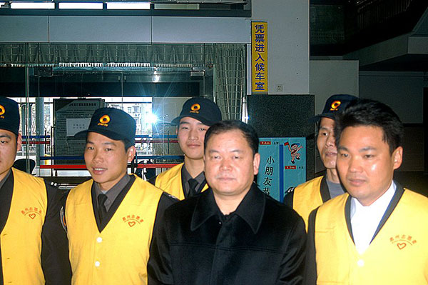 2008年董事长姚锦光先生携同公司100多名志愿者参加市团委组织的志愿者服务队，惠州市委书记黄业斌先